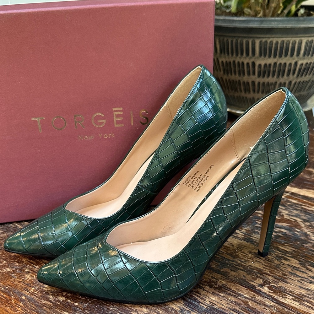 Torgeis Green Croc-Embossed Pointed Toe Stiletto Pumps